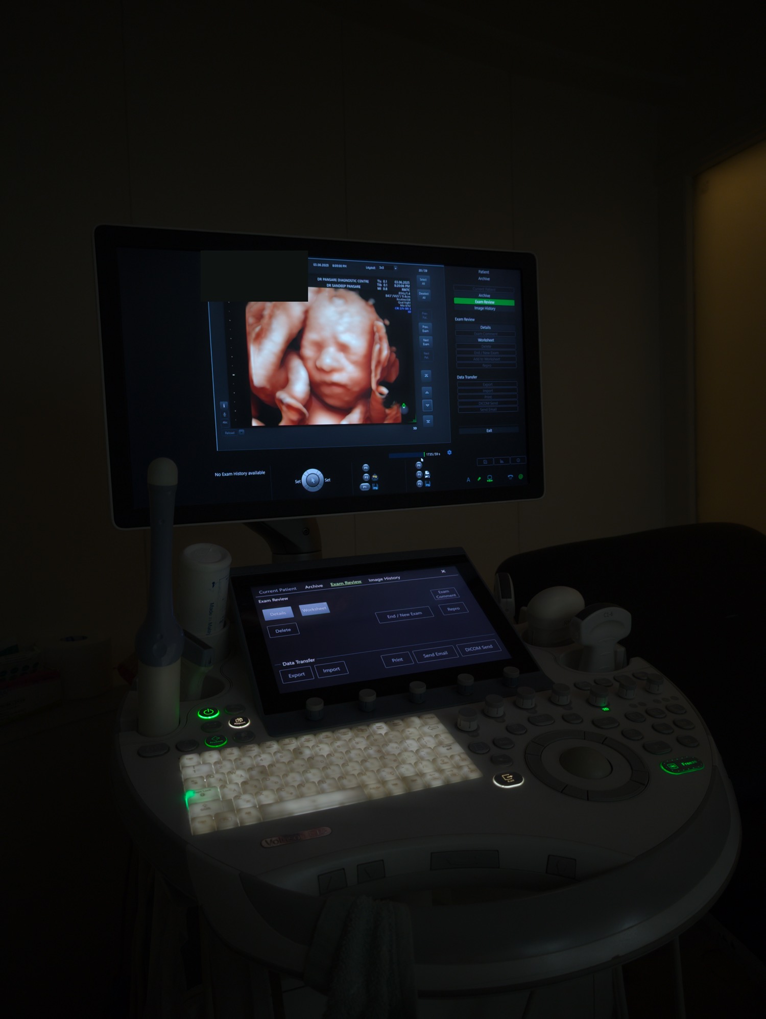 A scanning room at the centre, lit by a 3D image on the monitor